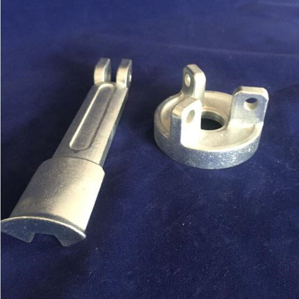 Apply a plurality of wax molds that have been fixed on the die to the industrial glue and spray evenly on the first layer of fine sand (a refractory sand, high temperature resistance