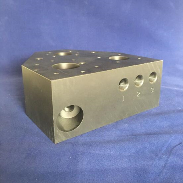 Strong adhesion. Since aluminum and iron can be solid-solved, the aluminum alloy often exhibits a sticking phenomenon during the forging process. It is generally believed that spindle oil can provide better lubrication.